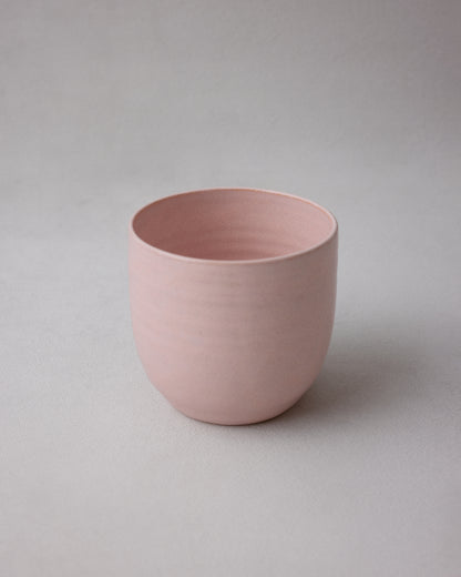 Купіть виріб ручної роботи China Rose Ceramic Cup від Nadiia World. Ідеальний вибір для додавання вишуканості та шарму до вашого житлового простору або колекції особистих аксесуарів.