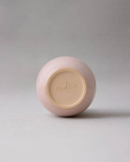 Купіть виріб ручної роботи China Rose Ceramic Cup від Nadiia World. Ідеальний вибір для додавання вишуканості та шарму до вашого житлового простору або колекції особистих аксесуарів.