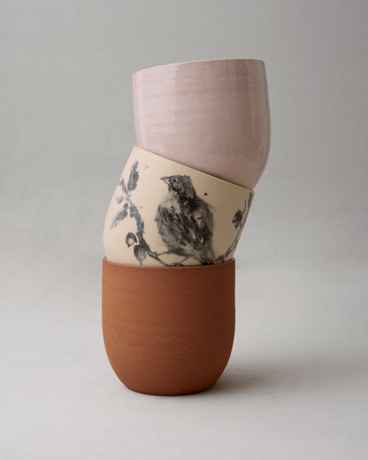Купіть виріб ручної роботи Birdie Ceramic Cup від Nadiia World. Ідеальний вибір для додавання вишуканості та шарму до вашого житлового простору або колекції особистих аксесуарів.