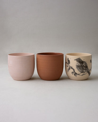 Купіть виріб ручної роботи Birdie Ceramic Cup від Nadiia World. Ідеальний вибір для додавання вишуканості та шарму до вашого житлового простору або колекції особистих аксесуарів.