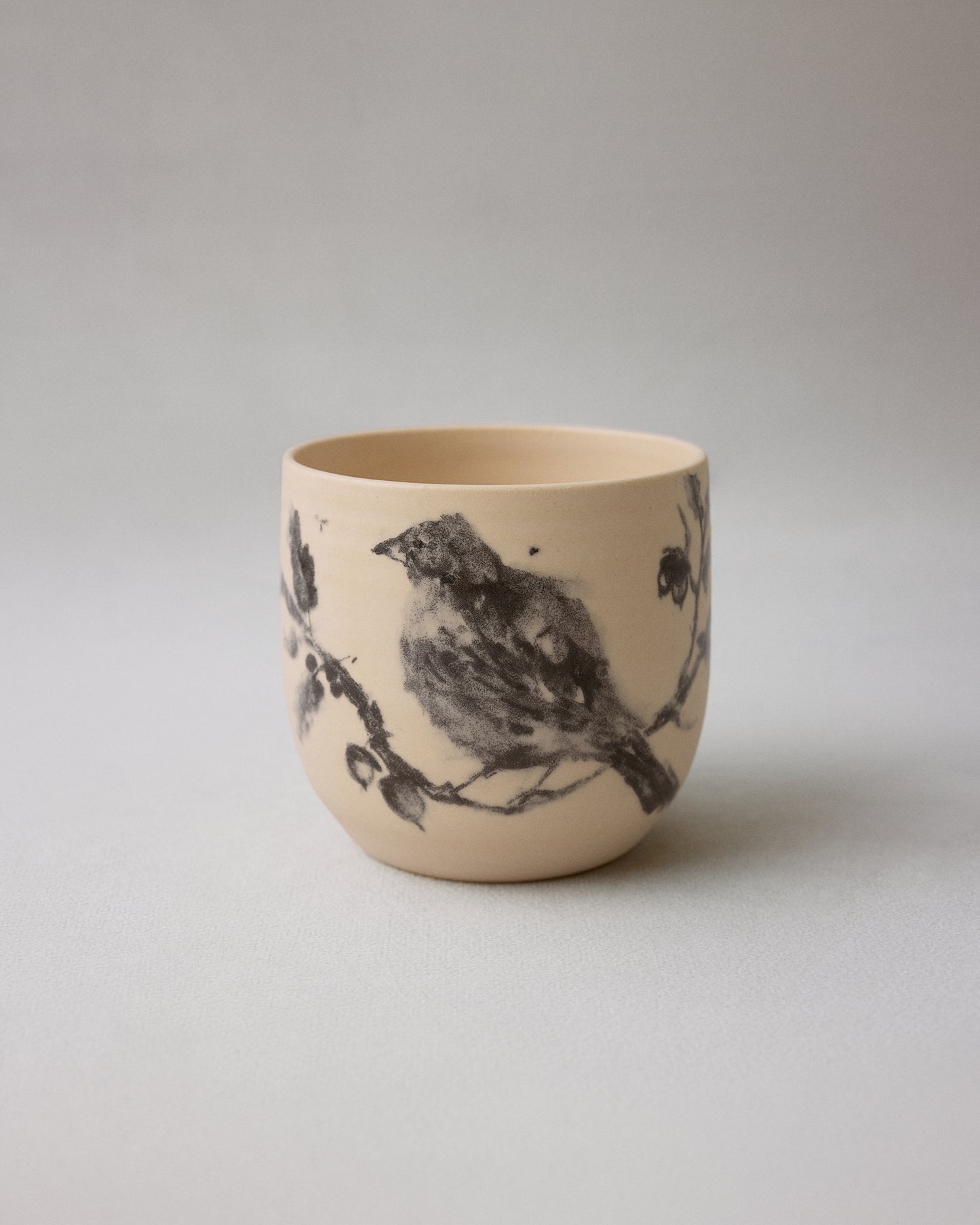 Купіть виріб ручної роботи Birdie Ceramic Cup від Nadiia World. Ідеальний вибір для додавання вишуканості та шарму до вашого житлового простору або колекції особистих аксесуарів.