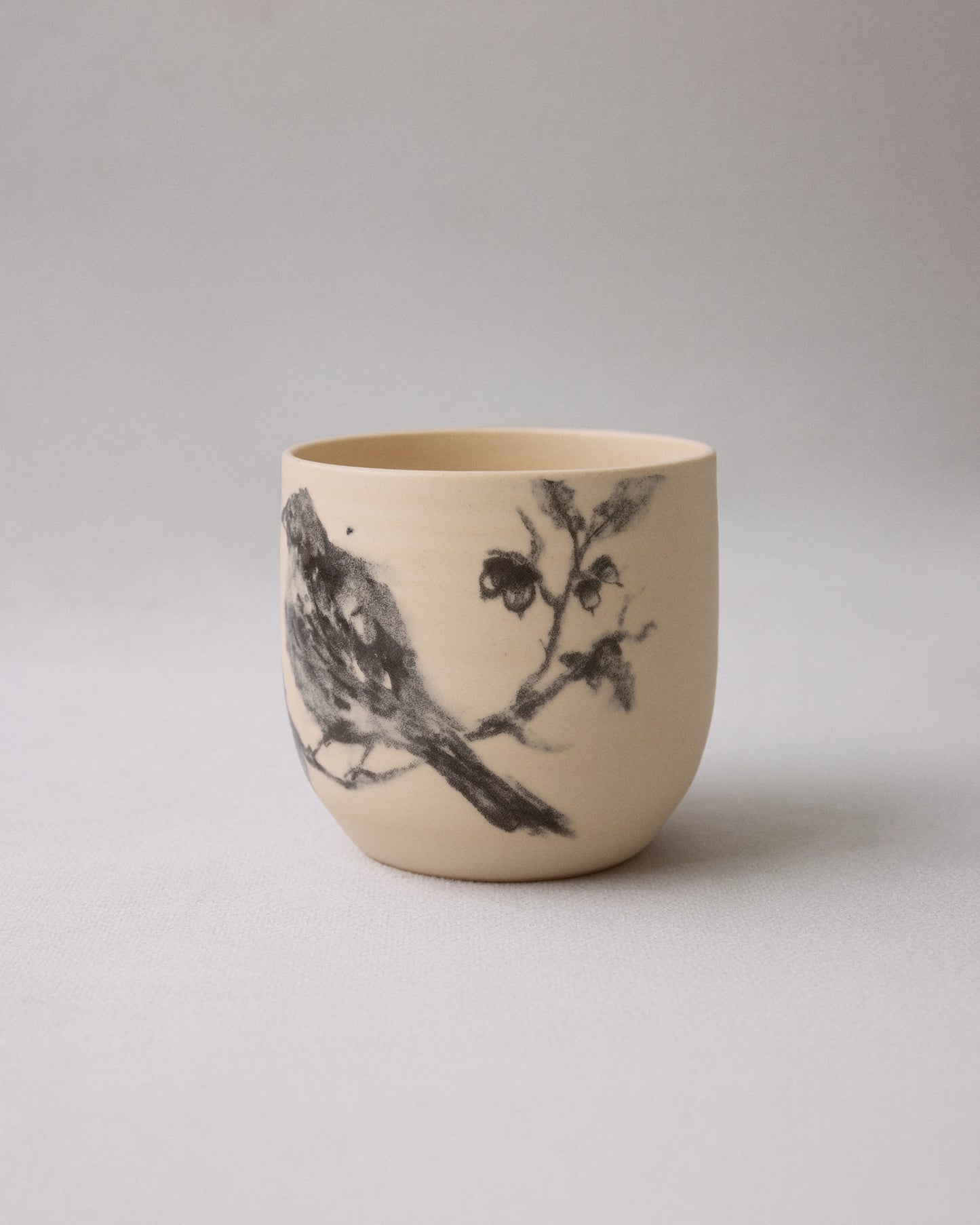 Купіть виріб ручної роботи Birdie Ceramic Cup від Nadiia World. Ідеальний вибір для додавання вишуканості та шарму до вашого житлового простору або колекції особистих аксесуарів.