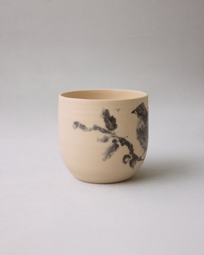 Купіть виріб ручної роботи Birdie Ceramic Cup від Nadiia World. Ідеальний вибір для додавання вишуканості та шарму до вашого житлового простору або колекції особистих аксесуарів.
