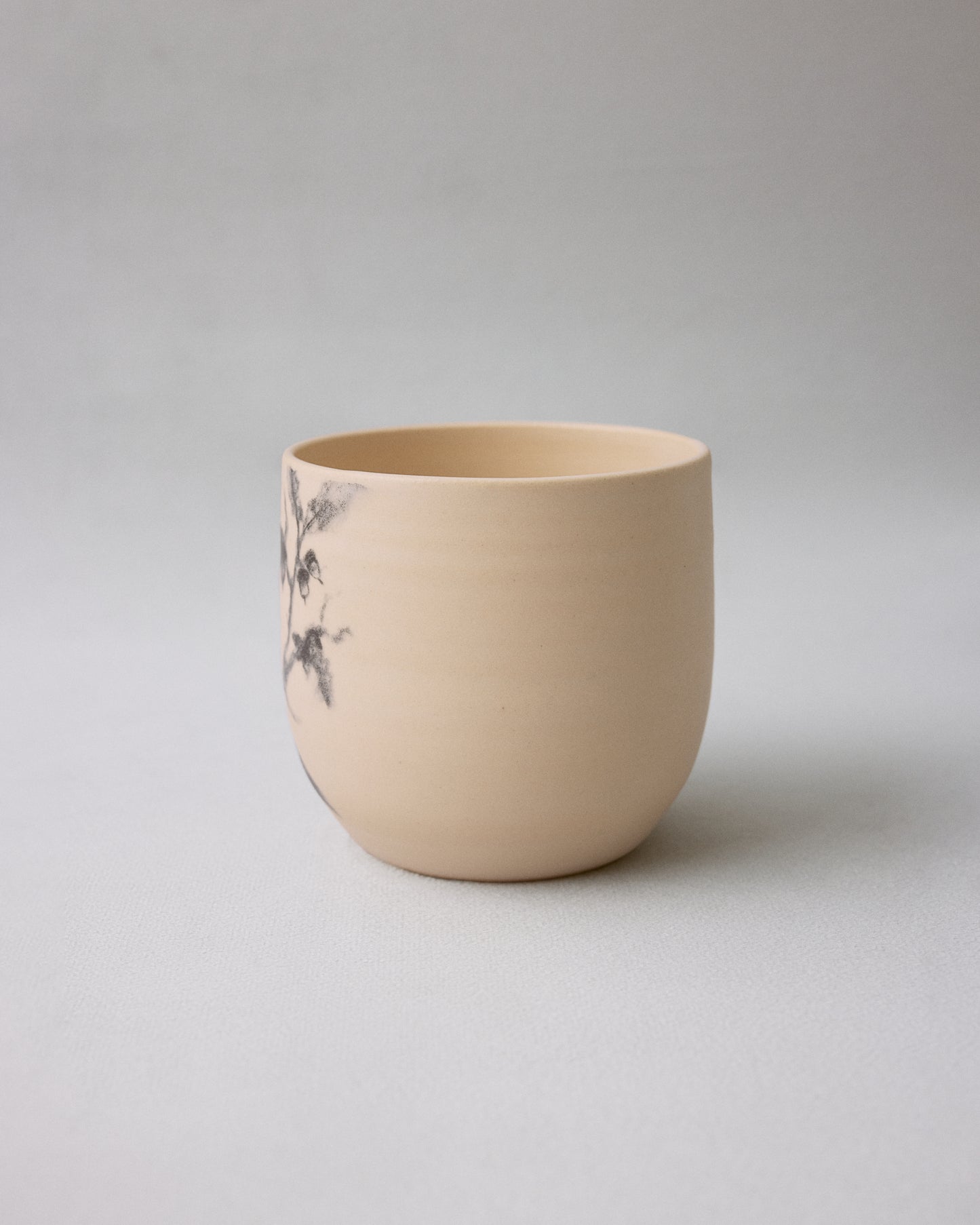 Купіть виріб ручної роботи Birdie Ceramic Cup від Nadiia World. Ідеальний вибір для додавання вишуканості та шарму до вашого житлового простору або колекції особистих аксесуарів.