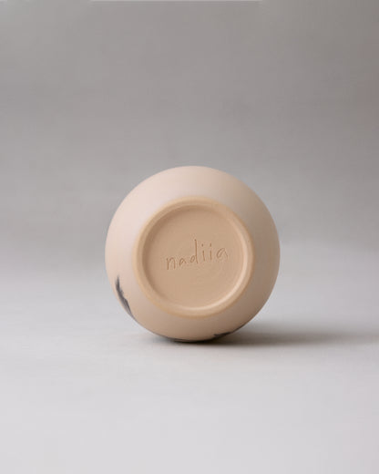 Купіть виріб ручної роботи Birdie Ceramic Cup від Nadiia World. Ідеальний вибір для додавання вишуканості та шарму до вашого житлового простору або колекції особистих аксесуарів.