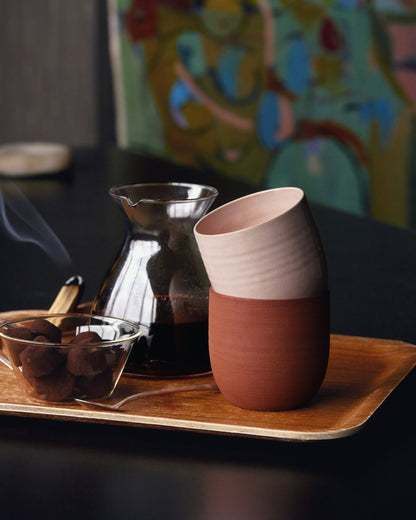Купіть виріб ручної роботи Terracotta Red Ceramic Cup від Nadiia World. Ідеальний вибір для додавання вишуканості та шарму до вашого житлового простору або колекції особистих аксесуарів.