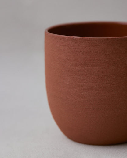 Купіть виріб ручної роботи Terracotta Red Ceramic Cup від Nadiia World. Ідеальний вибір для додавання вишуканості та шарму до вашого житлового простору або колекції особистих аксесуарів.