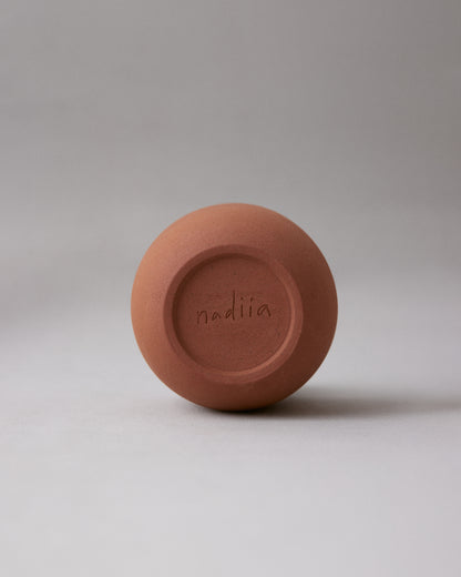 Купіть виріб ручної роботи Terracotta Red Ceramic Cup від Nadiia World. Ідеальний вибір для додавання вишуканості та шарму до вашого житлового простору або колекції особистих аксесуарів.