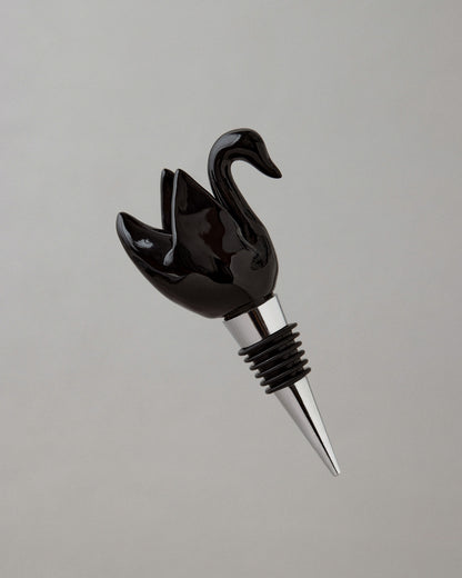 Купіть виріб ручної роботи Black Swan Bottle Stopper від Nadiia World. Ідеальний вибір для додавання вишуканості та шарму до вашого житлового простору або колекції особистих аксесуарів.