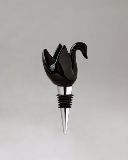 Купіть виріб ручної роботи Black Swan Bottle Stopper від Nadiia World. Ідеальний вибір для додавання вишуканості та шарму до вашого житлового простору або колекції особистих аксесуарів.