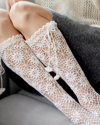 Купіть виріб ручної роботи White Knee High Socks від Nadiia World. Ідеальний вибір для додавання вишуканості та шарму до вашого житлового простору або колекції особистих аксесуарів.