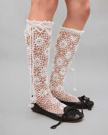 Купіть виріб ручної роботи White Knee High Socks від Nadiia World. Ідеальний вибір для додавання вишуканості та шарму до вашого житлового простору або колекції особистих аксесуарів.