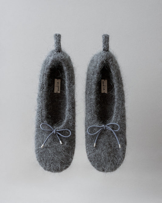 Купіть виріб ручної роботи Mink Yarn Slippers від Nadiia World. Ідеальний вибір для додавання вишуканості та шарму до вашого житлового простору або колекції особистих аксесуарів.