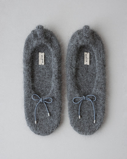 Купіть виріб ручної роботи Mink Yarn Slippers від Nadiia World. Ідеальний вибір для додавання вишуканості та шарму до вашого житлового простору або колекції особистих аксесуарів.