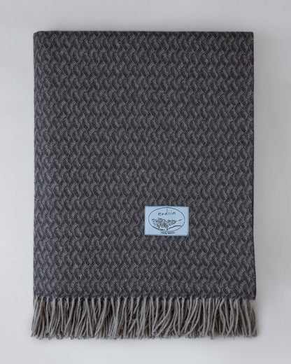 Купіть виріб ручної роботи Charcoal Wool Blanket від Nadiia World. Ідеальний вибір для додавання вишуканості та шарму до вашого житлового простору або колекції особистих аксесуарів.