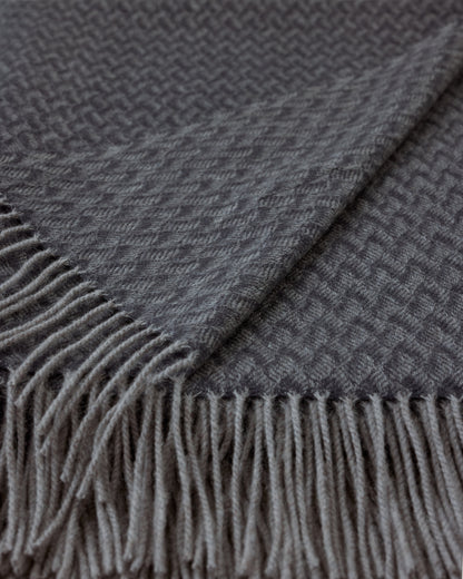 Купіть виріб ручної роботи Charcoal Wool Blanket від Nadiia World. Ідеальний вибір для додавання вишуканості та шарму до вашого житлового простору або колекції особистих аксесуарів.