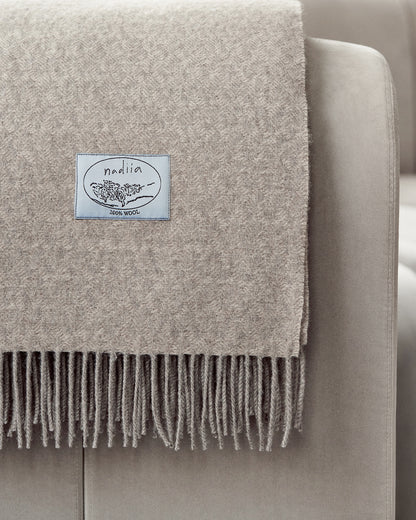 Купіть виріб ручної роботи Pearl Grey Wool Blanket від Nadiia World. Ідеальний вибір для додавання вишуканості та шарму до вашого житлового простору або колекції особистих аксесуарів.