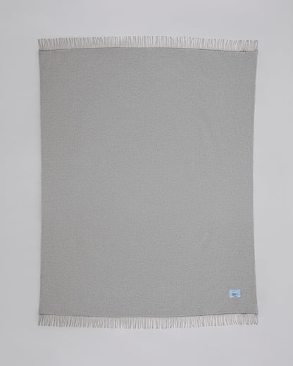 Купіть виріб ручної роботи Pearl Grey Wool Blanket від Nadiia World. Ідеальний вибір для додавання вишуканості та шарму до вашого житлового простору або колекції особистих аксесуарів.
