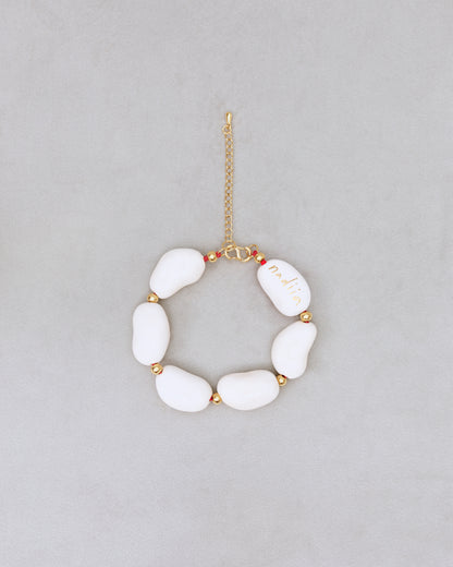 Купіть виріб ручної роботи Off-White "Beans" Bracelet від Nadiia World. Ідеальний вибір для додавання вишуканості та шарму до вашого житлового простору або колекції особистих аксесуарів.