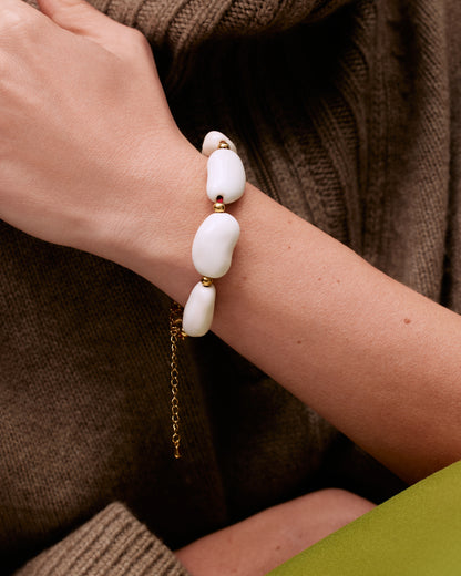 Купіть виріб ручної роботи Off-White "Beans" Bracelet від Nadiia World. Ідеальний вибір для додавання вишуканості та шарму до вашого житлового простору або колекції особистих аксесуарів.