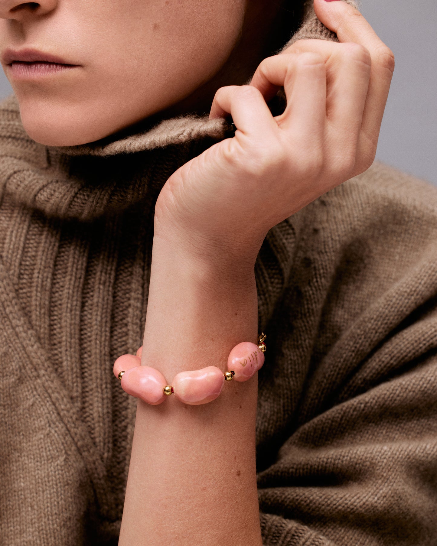 Купіть виріб ручної роботи Pink "Beans" Bracelet від Nadiia World. Ідеальний вибір для додавання вишуканості та шарму до вашого житлового простору або колекції особистих аксесуарів.