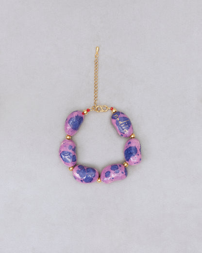 Купіть виріб ручної роботи Purple Speckled "Beans" Bracelet від Nadiia World. Ідеальний вибір для додавання вишуканості та шарму до вашого житлового простору або колекції особистих аксесуарів.
