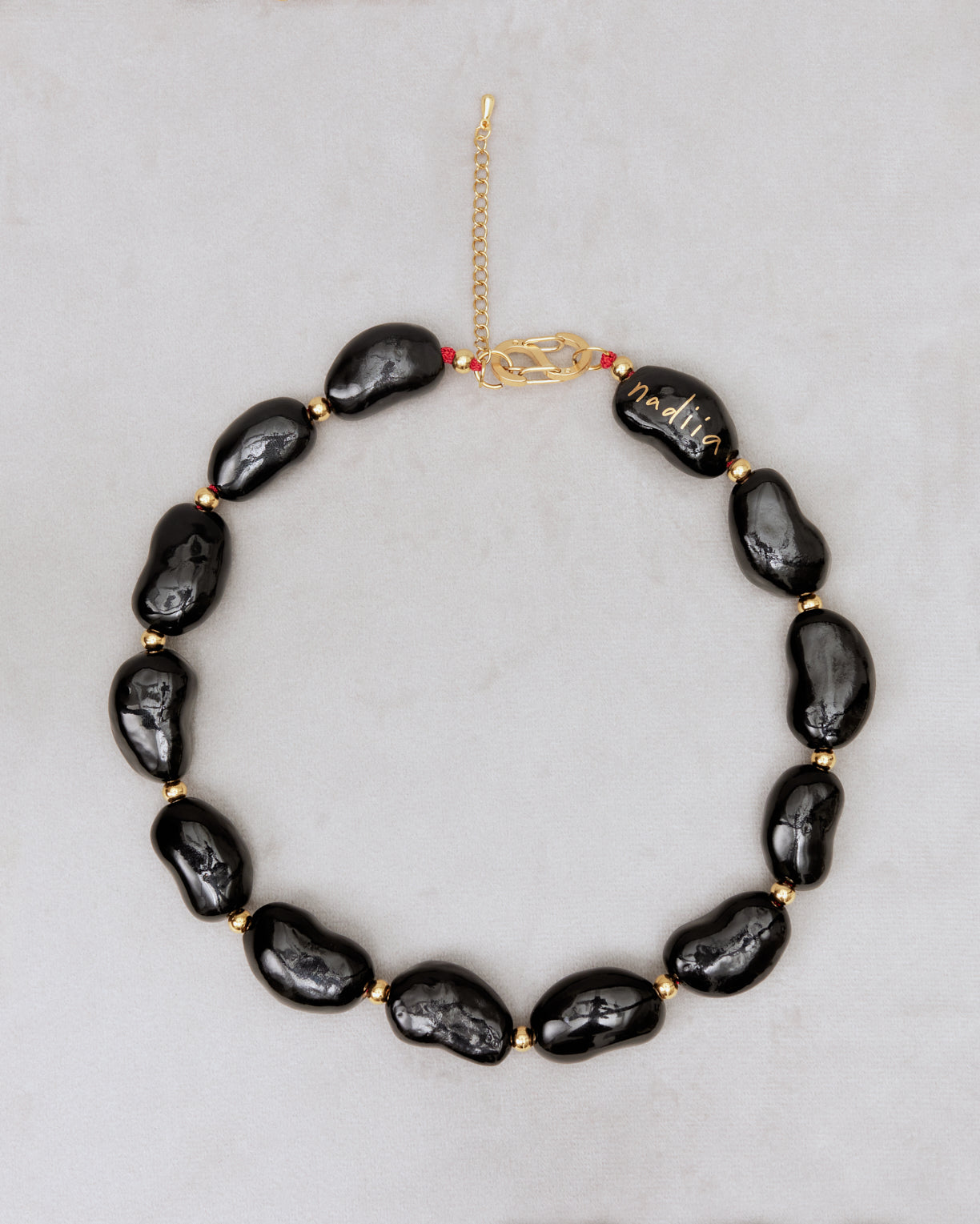 Купіть виріб ручної роботи Black "Beans" Necklace від Nadiia World. Ідеальний вибір для додавання вишуканості та шарму до вашого житлового простору або колекції особистих аксесуарів.