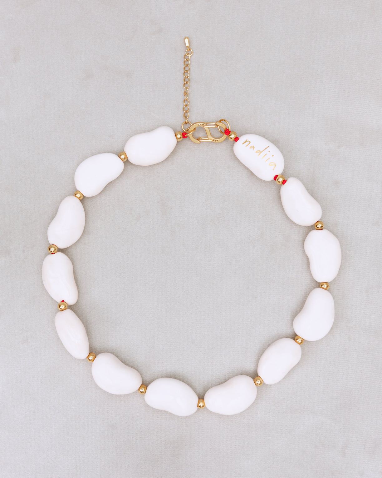 Купіть виріб ручної роботи Off-White "Beans" Necklace від Nadiia World. Ідеальний вибір для додавання вишуканості та шарму до вашого житлового простору або колекції особистих аксесуарів.