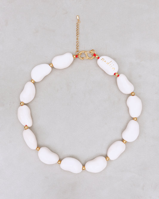 Купіть виріб ручної роботи Off-White "Beans" Necklace від Nadiia World. Ідеальний вибір для додавання вишуканості та шарму до вашого житлового простору або колекції особистих аксесуарів.