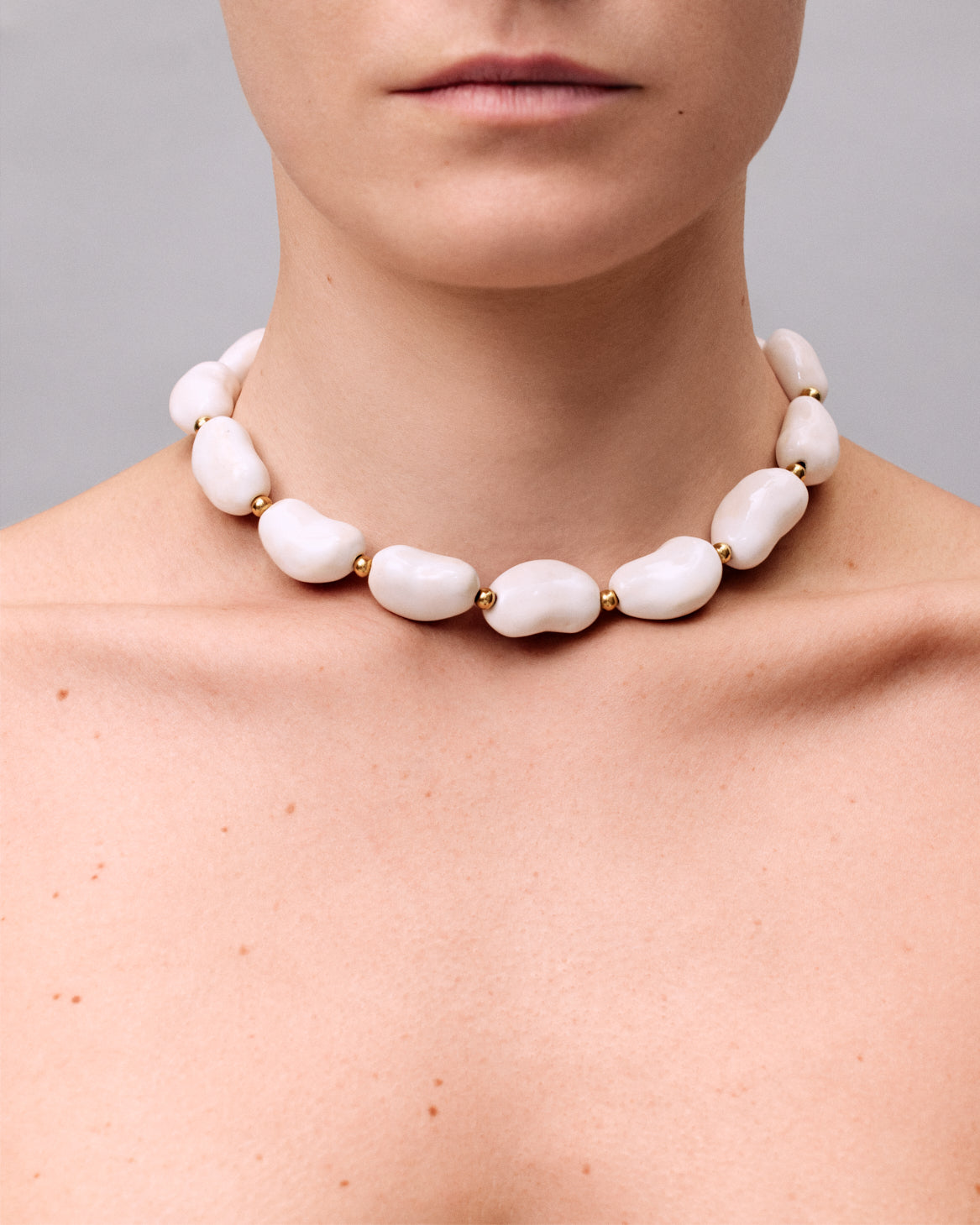 Купіть виріб ручної роботи Off-White "Beans" Necklace від Nadiia World. Ідеальний вибір для додавання вишуканості та шарму до вашого житлового простору або колекції особистих аксесуарів.