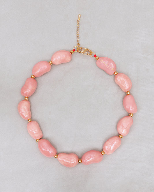 Купіть виріб ручної роботи Pink "Beans" Necklace від Nadiia World. Ідеальний вибір для додавання вишуканості та шарму до вашого житлового простору або колекції особистих аксесуарів.