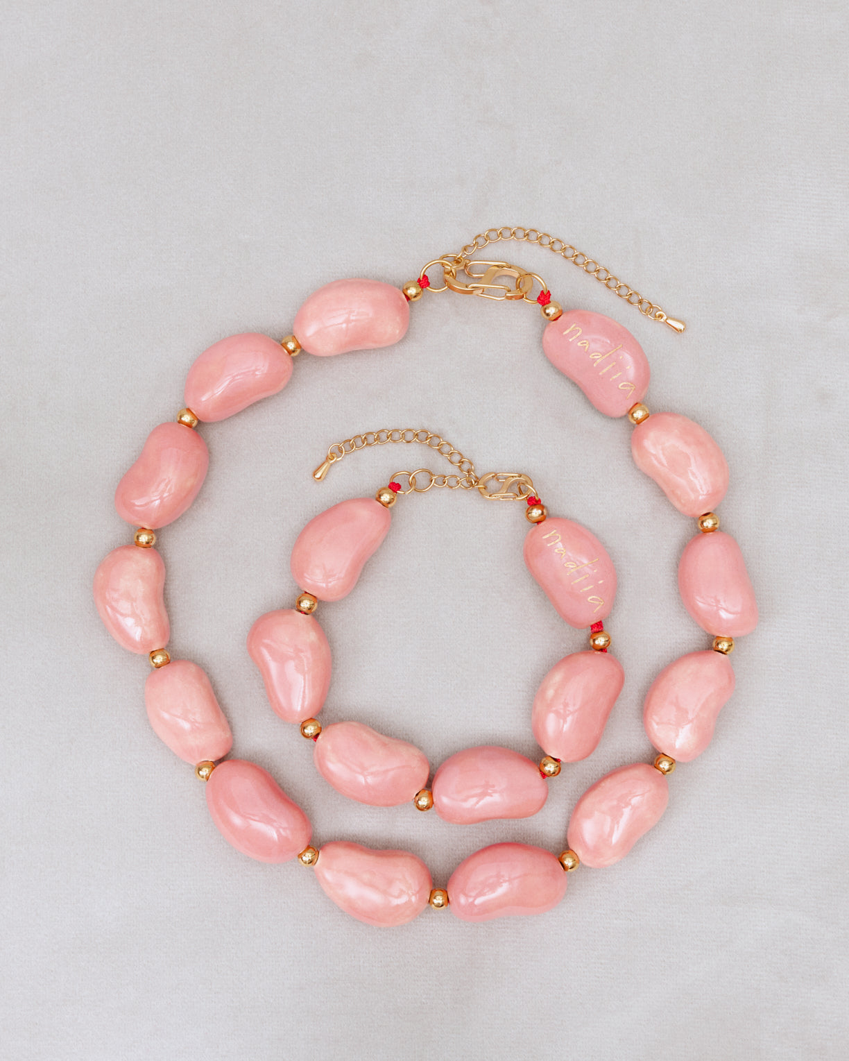 Купіть виріб ручної роботи Pink "Beans" Necklace від Nadiia World. Ідеальний вибір для додавання вишуканості та шарму до вашого житлового простору або колекції особистих аксесуарів.