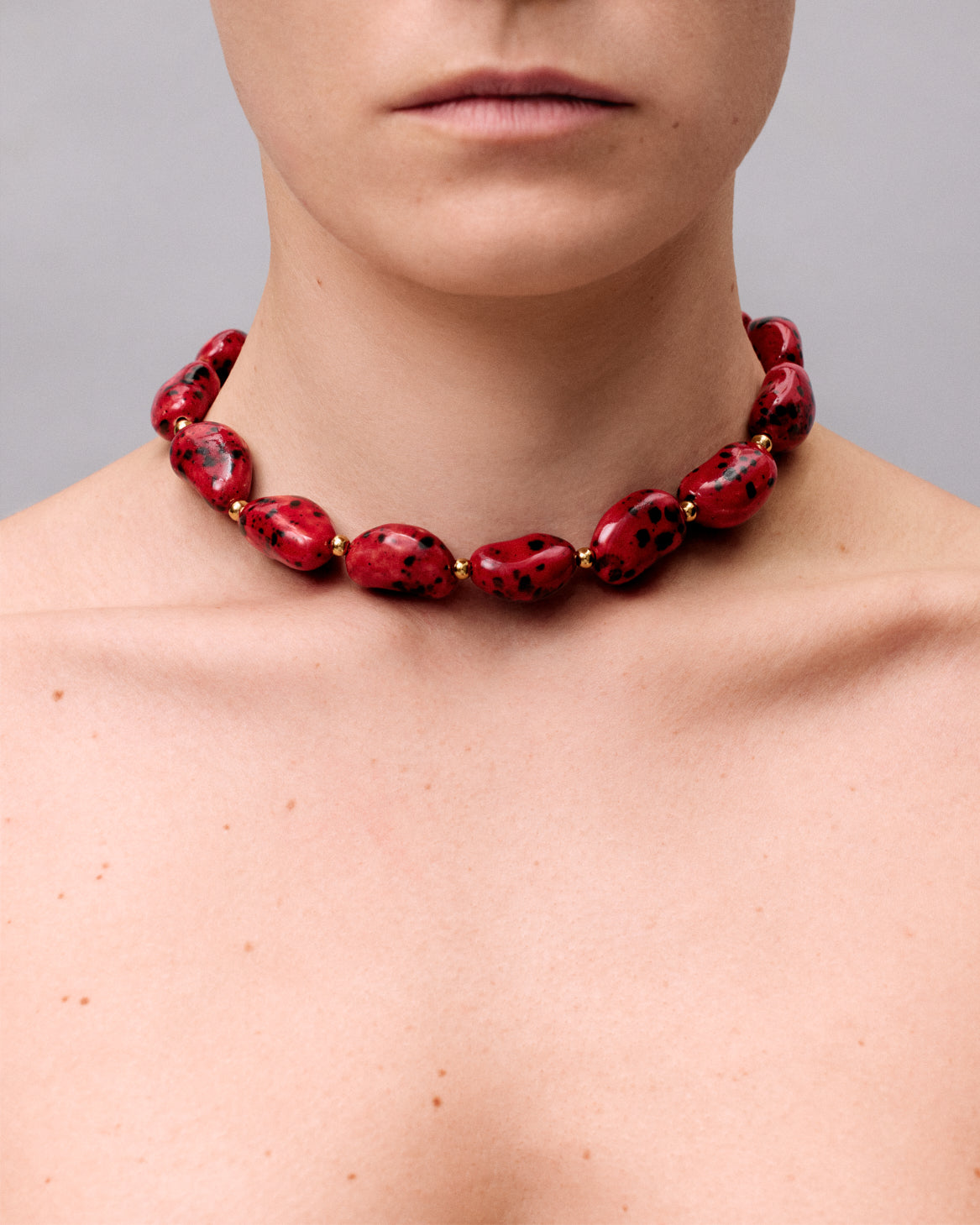 Купіть виріб ручної роботи Red Speckled "Beans" Necklace від Nadiia World. Ідеальний вибір для додавання вишуканості та шарму до вашого житлового простору або колекції особистих аксесуарів.