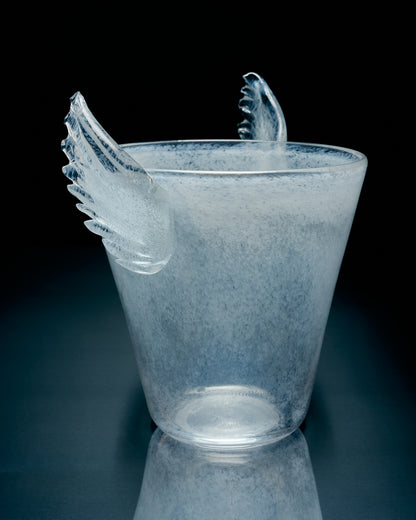 Купіть виріб ручної роботи Wings Ice Bucket від Nadiia World. Ідеальний вибір для додавання вишуканості та шарму до вашого житлового простору або колекції особистих аксесуарів.