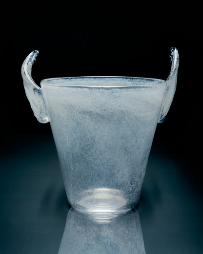 Купіть виріб ручної роботи Wings Ice Bucket від Nadiia World. Ідеальний вибір для додавання вишуканості та шарму до вашого житлового простору або колекції особистих аксесуарів.