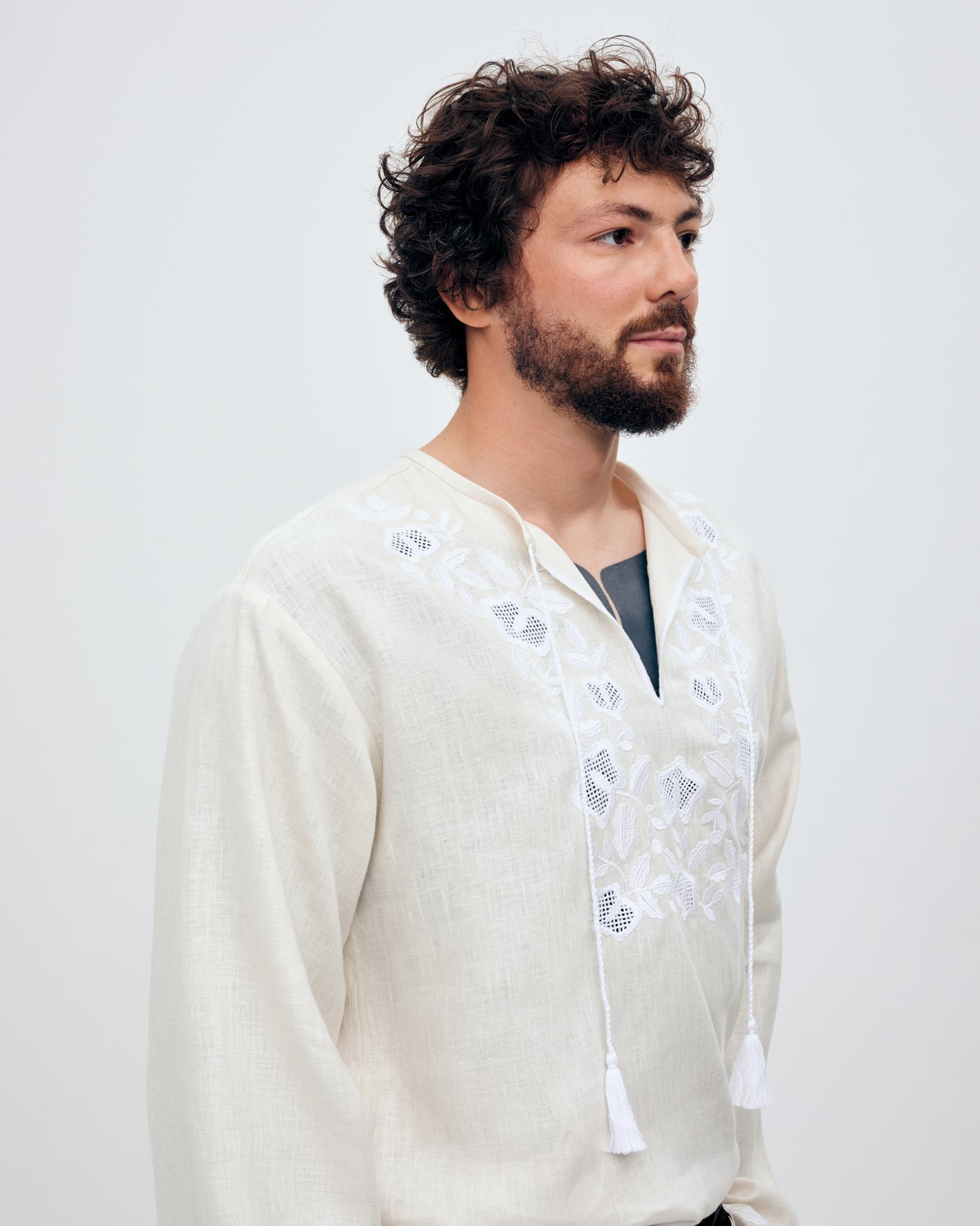 Купіть виріб ручної роботи Embroidered shirt Babylon XX in Unbleached Linen від Nadiia World. Ідеальний вибір для додавання вишуканості та шарму до вашого житлового простору або колекції особистих аксесуарів.