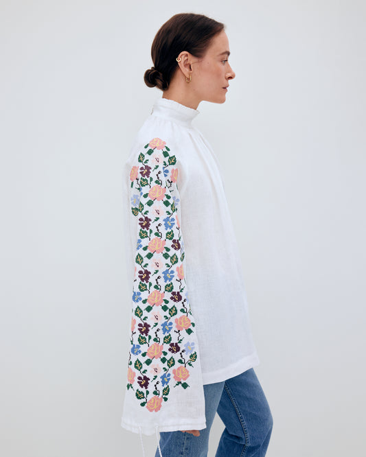 Купіть виріб ручної роботи Embroidered shirt "Bouquet" від Nadiia World. Ідеальний вибір для додавання вишуканості та шарму до вашого житлового простору або колекції особистих аксесуарів.