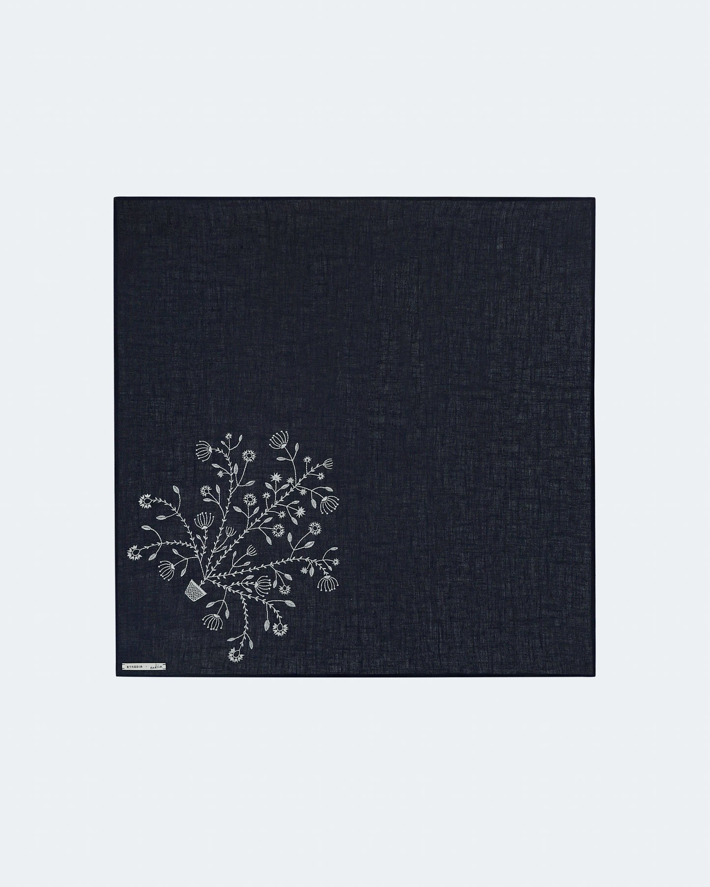 Купіть виріб ручної роботи Bandana "Tree of Life" in Blue від Nadiia World. Ідеальний вибір для додавання вишуканості та шарму до вашого житлового простору або колекції особистих аксесуарів.