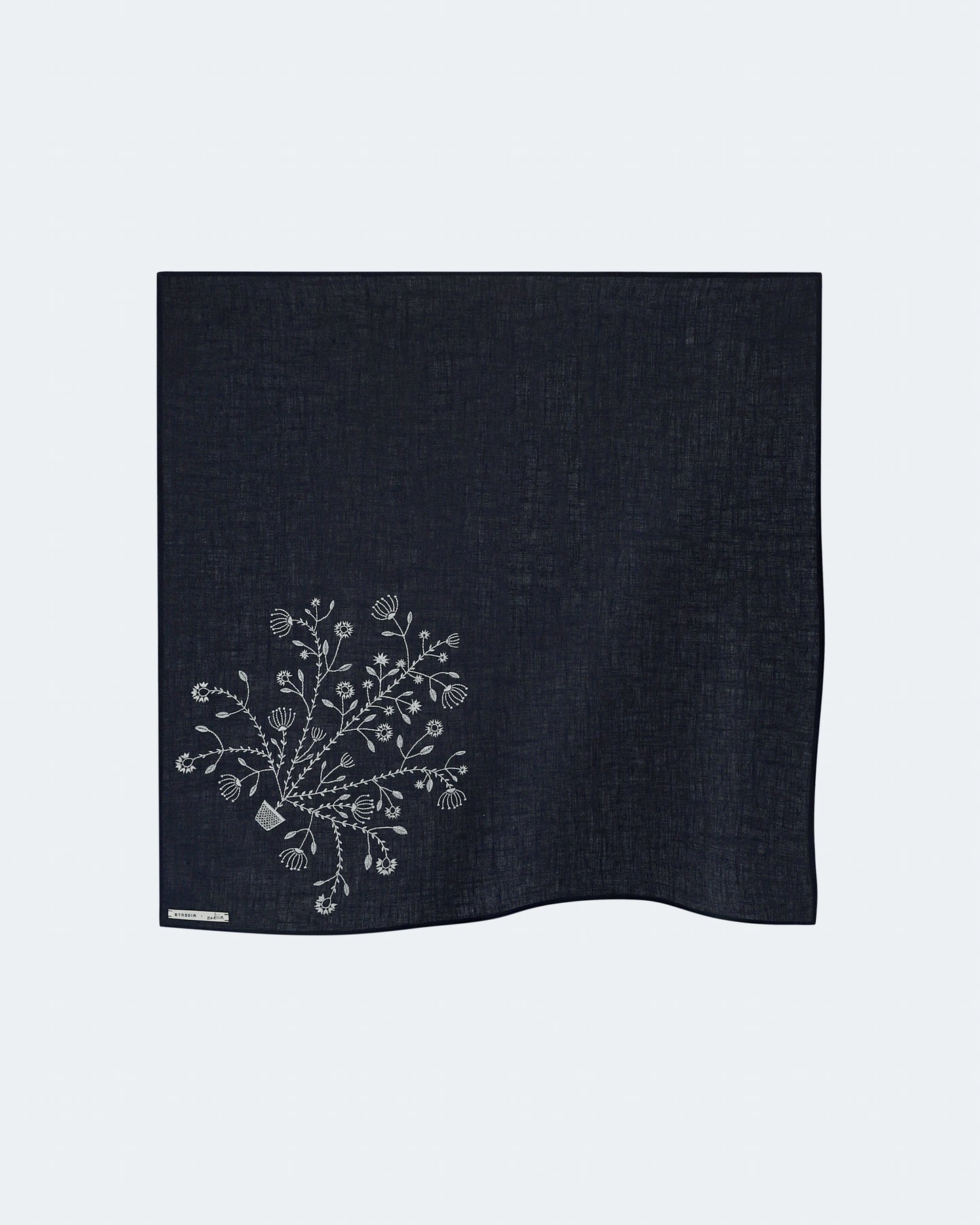 Купіть виріб ручної роботи Bandana "Tree of Life" in Blue від Nadiia World. Ідеальний вибір для додавання вишуканості та шарму до вашого житлового простору або колекції особистих аксесуарів.