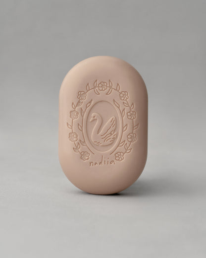 Купіть виріб ручної роботи "Swan" perfumed soap від Nadiia World. Ідеальний вибір для додавання вишуканості та шарму до вашого житлового простору або колекції особистих аксесуарів.
