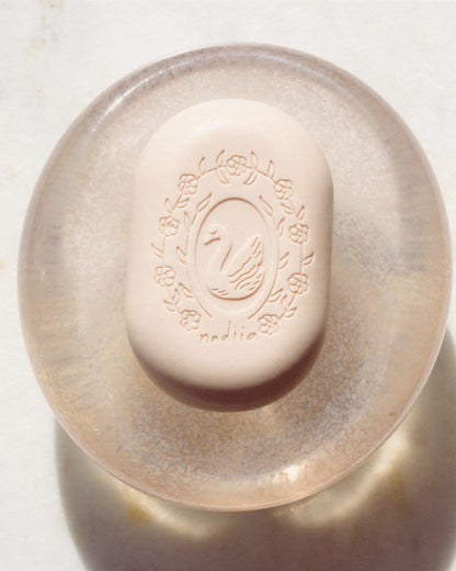 Купіть виріб ручної роботи "Swan" perfumed soap від Nadiia World. Ідеальний вибір для додавання вишуканості та шарму до вашого житлового простору або колекції особистих аксесуарів.