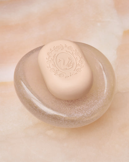 Купіть виріб ручної роботи "Swan" perfumed soap від Nadiia World. Ідеальний вибір для додавання вишуканості та шарму до вашого житлового простору або колекції особистих аксесуарів.
