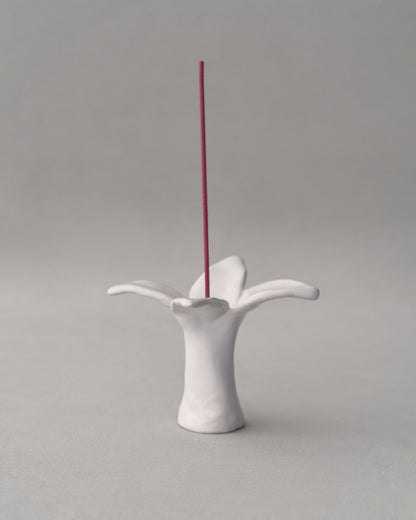 Купіть виріб ручної роботи Ceramic flower incense holder “Flower” від Nadiia World. Ідеальний вибір для додавання вишуканості та шарму до вашого житлового простору або колекції особистих аксесуарів.