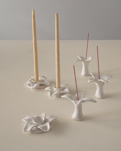 Купіть виріб ручної роботи Ceramic flower incense holder “Flower” від Nadiia World. Ідеальний вибір для додавання вишуканості та шарму до вашого житлового простору або колекції особистих аксесуарів.