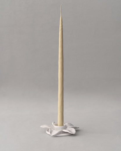 Купіть виріб ручної роботи Two candles set “White" від Nadiia World. Ідеальний вибір для додавання вишуканості та шарму до вашого житлового простору або колекції особистих аксесуарів.