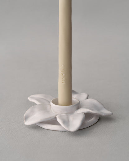 Купіть виріб ручної роботи Two candles set “White" від Nadiia World. Ідеальний вибір для додавання вишуканості та шарму до вашого житлового простору або колекції особистих аксесуарів.
