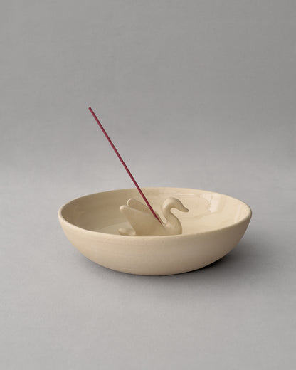 Купіть виріб ручної роботи Ceramic incense plate with swan figure "Swan" від Nadiia World. Ідеальний вибір для додавання вишуканості та шарму до вашого житлового простору або колекції особистих аксесуарів.