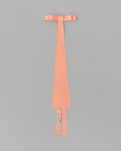 Купіть виріб ручної роботи Ribbon Barrette with flowers "Peach" від Nadiia World. Ідеальний вибір для додавання вишуканості та шарму до вашого житлового простору або колекції особистих аксесуарів.