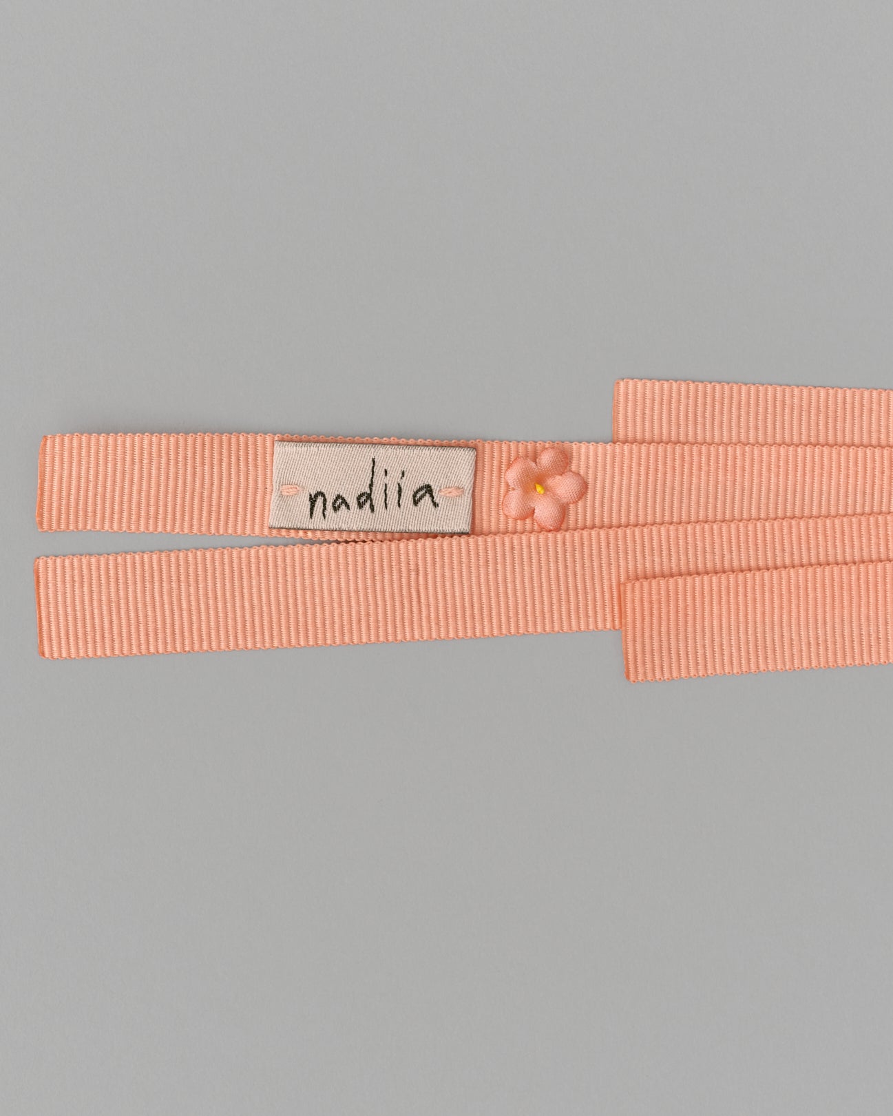 Купіть виріб ручної роботи Ribbon Barrette with flowers "Peach" від Nadiia World. Ідеальний вибір для додавання вишуканості та шарму до вашого житлового простору або колекції особистих аксесуарів.