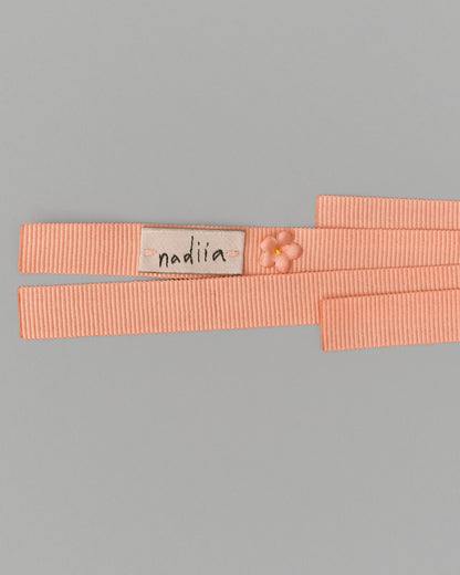 Купіть виріб ручної роботи Ribbon Barrette with flowers "Peach" від Nadiia World. Ідеальний вибір для додавання вишуканості та шарму до вашого житлового простору або колекції особистих аксесуарів.
